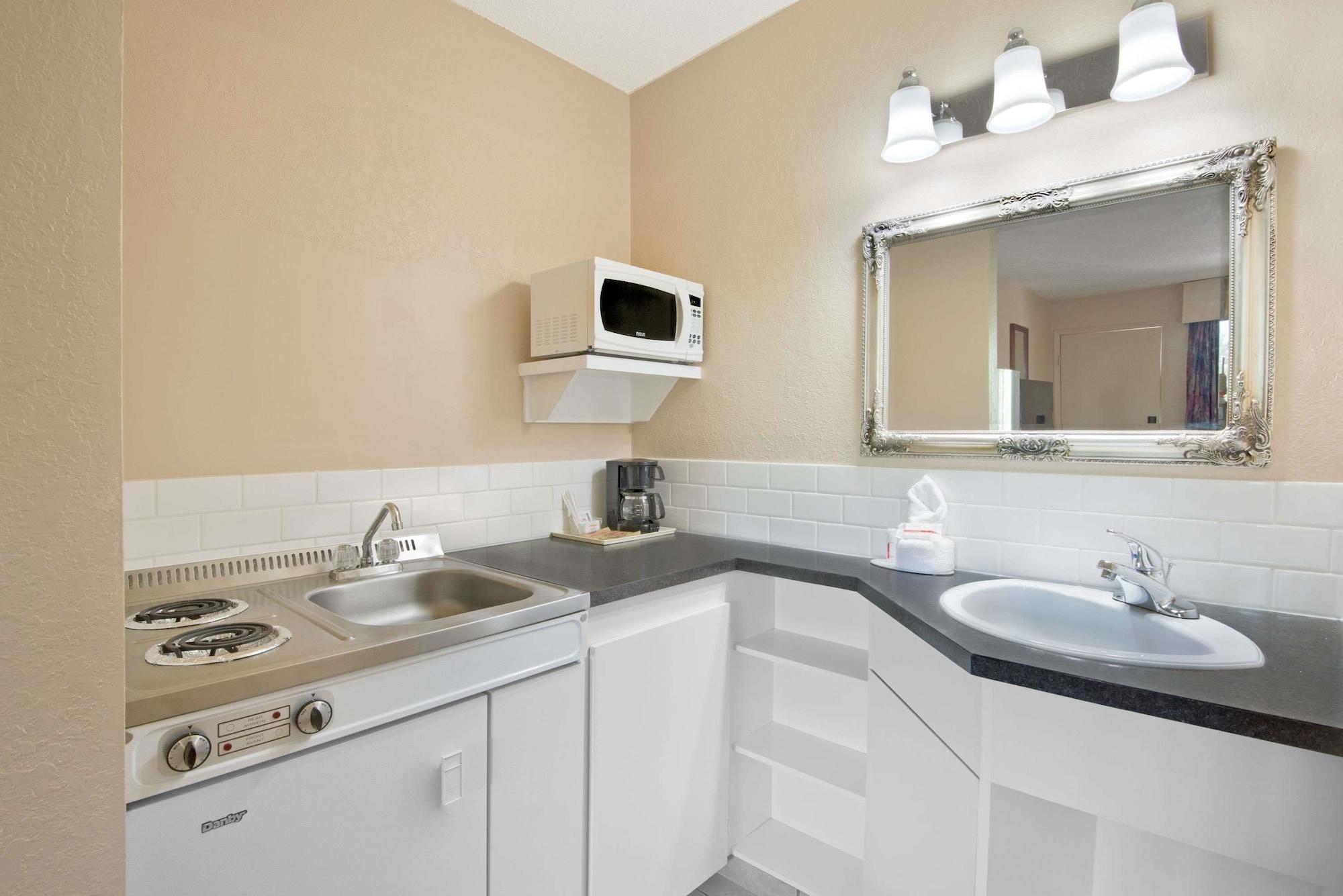 Howard Johnson By Wyndham Red Deer 2* Penhold