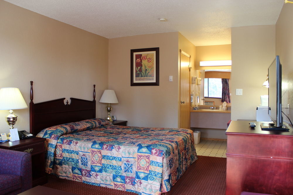 Howard Johnson By Wyndham Red Deer Motel