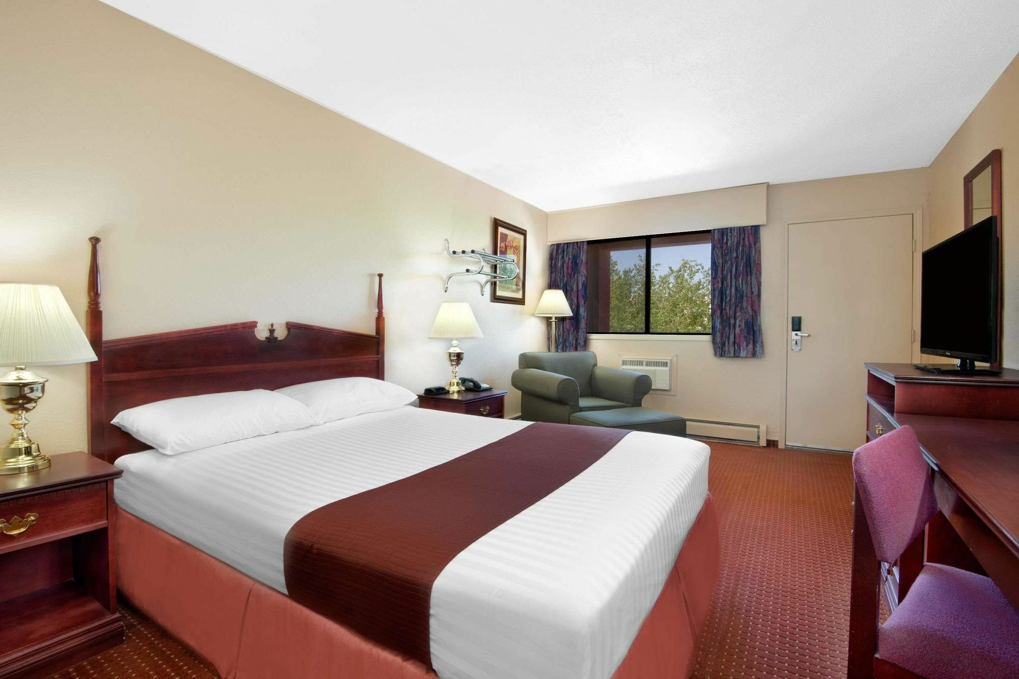 Howard Johnson By Wyndham Red Deer 2*