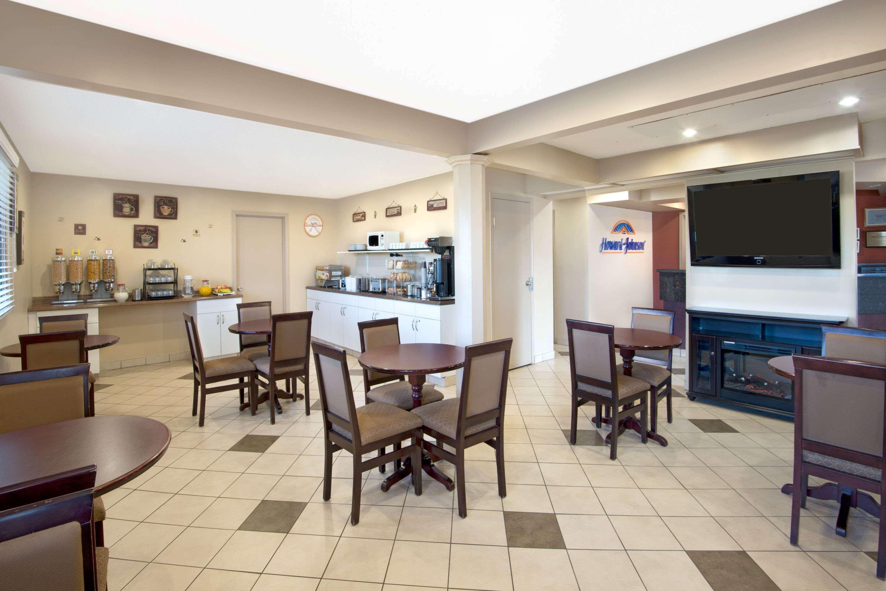 Howard Johnson By Wyndham Red Deer Motel